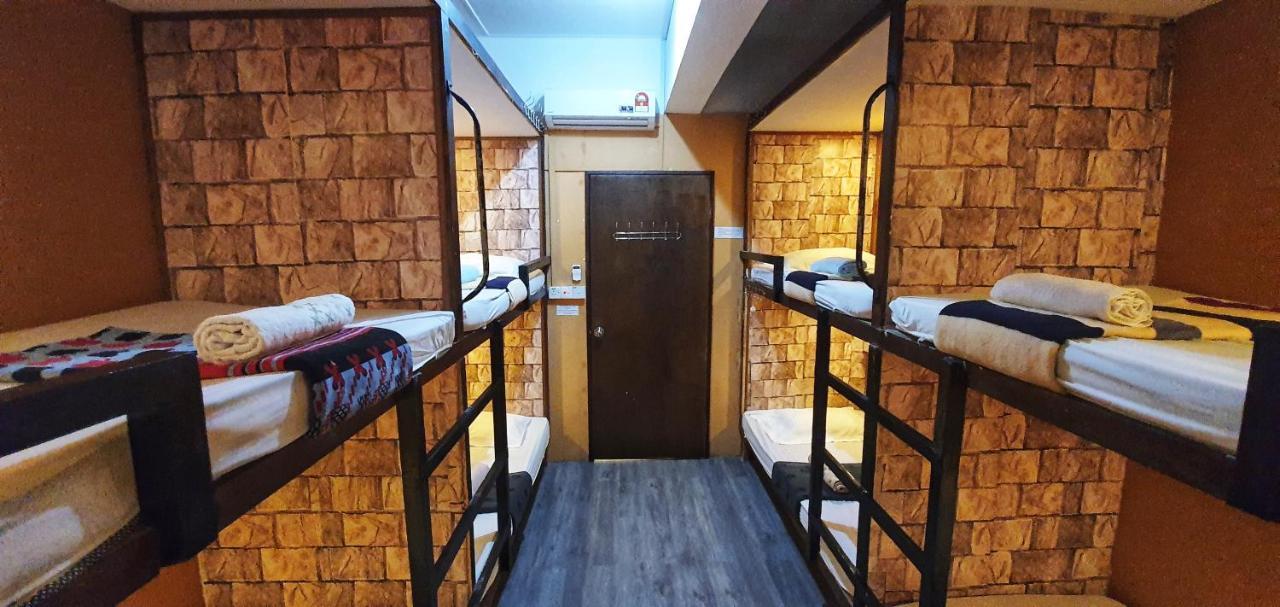 Albergue Escape Backpackers Kk Kota Kinabalu Exterior foto