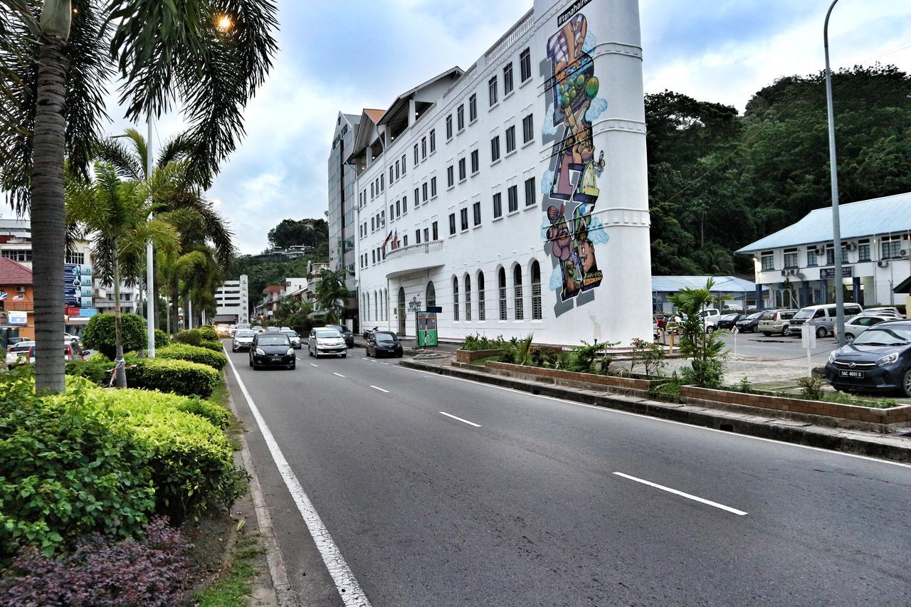 Albergue Escape Backpackers Kk Kota Kinabalu Exterior foto
