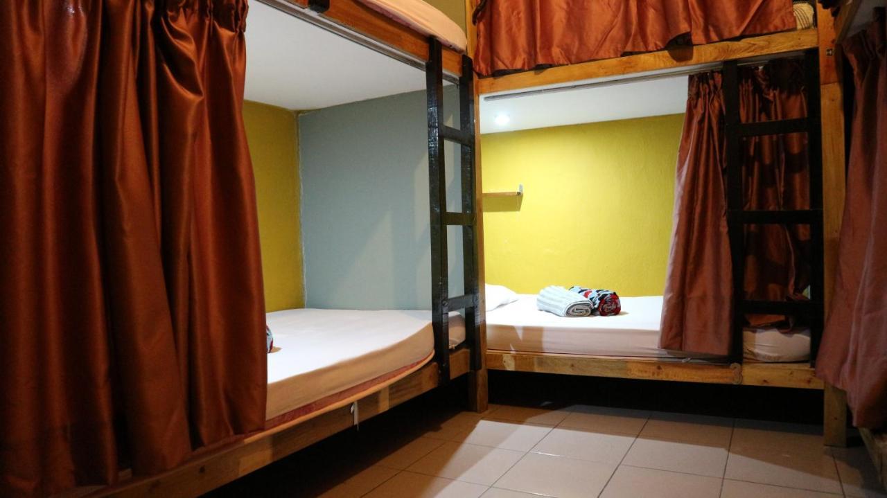 Albergue Escape Backpackers Kk Kota Kinabalu Exterior foto