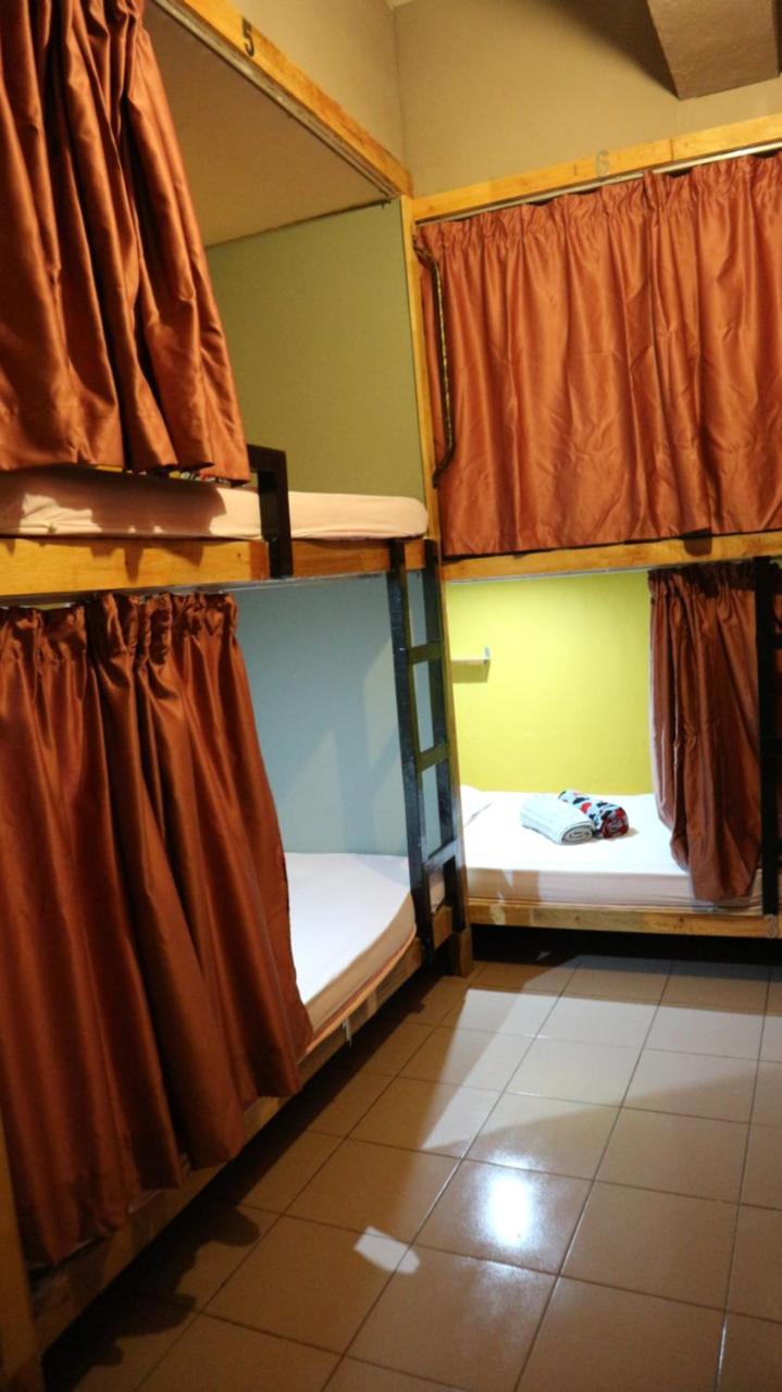 Albergue Escape Backpackers Kk Kota Kinabalu Exterior foto
