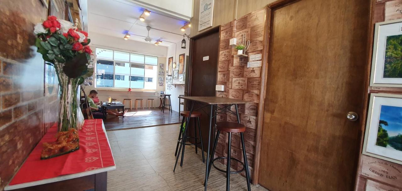 Albergue Escape Backpackers Kk Kota Kinabalu Exterior foto