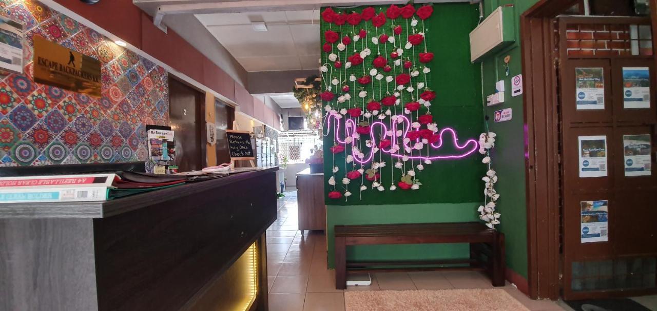 Albergue Escape Backpackers Kk Kota Kinabalu Exterior foto